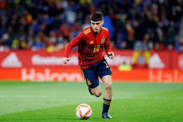 Pedri playing for Spain v Albania in March 2022