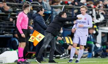 Frenkie de Jong and coach Xavi of FC Barcelona